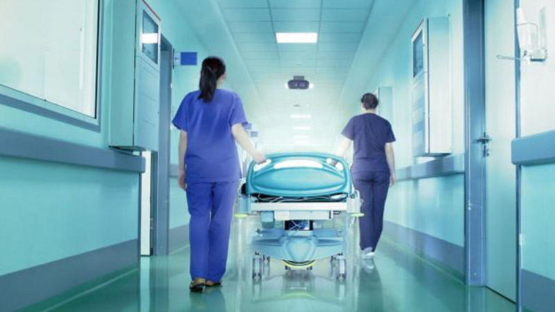 Maşın nəvəsindən ayrılmaq istəməyən nənəni arxasınca sürüyüb