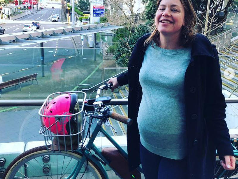 Yeni Zelandiyada hamilə nazir doğum evinə velosipedlə gəlib