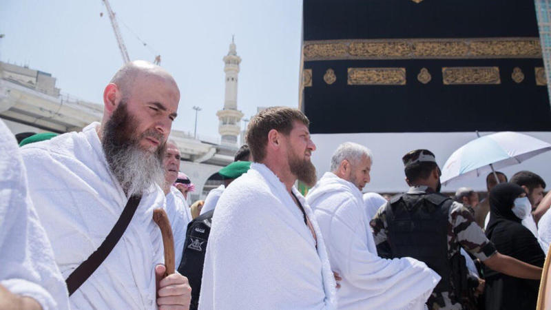 Kadırov Məkkəyə getdi