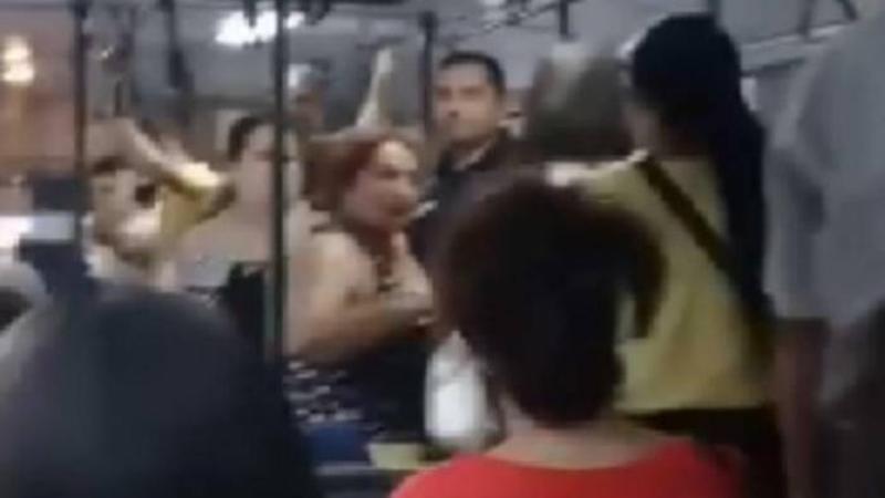 Bakıda avtobusda NÖVBƏTİ BİABIRÇILIQ: Yaşlı qadın gənc qızı təhqir etdi, başına çanta ilə vurdu - VİDEO