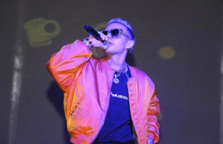 Eynəyini çıxartdı, tamaşaçılar şoka düşdü - Fotolar