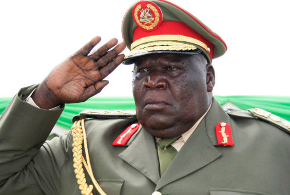 Uqandalı general topa zərbə vurarkən yıxıldı - VİDEO