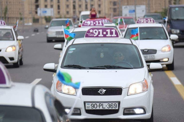 Məsuliyyətsizlik yoxsa təxribat: Taksi şirkətini kim nədən “vurdurur”?