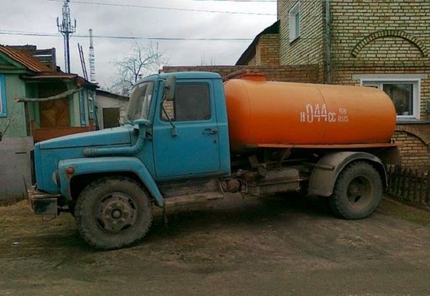 Avtomobili sürücünün gözü önündə yerin təkinə batdı - VİDEO