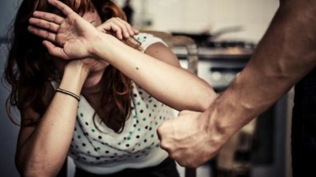 7 aylıq hamilə arvadına İŞGƏNCƏ verdi, silahla hədələdi - Qadın polisə sığındı