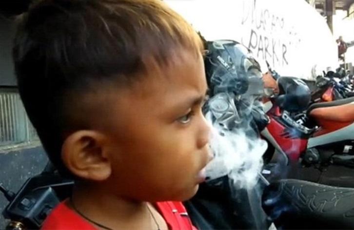 2 yaşı var, gündə 2 qutu siqaret çəkir - Fotolar