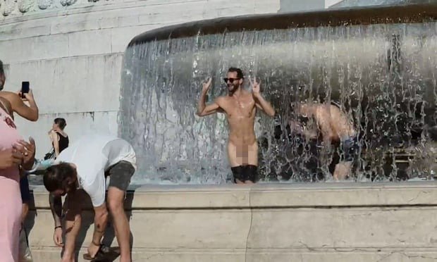 Paytaxt polisi bu iki turisti axtarır - Fəvvarədə çimmək qadağasını pozduqları üçün - FOTO - VİDEO