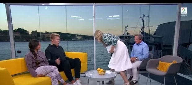 Aparıcı canlı yayımda qonağın üstünə qusdu - VİDEO