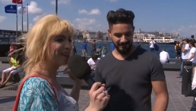 Türk aktyor qadın paltarı geyinib ərəbləri ələ saldı - VİDEO