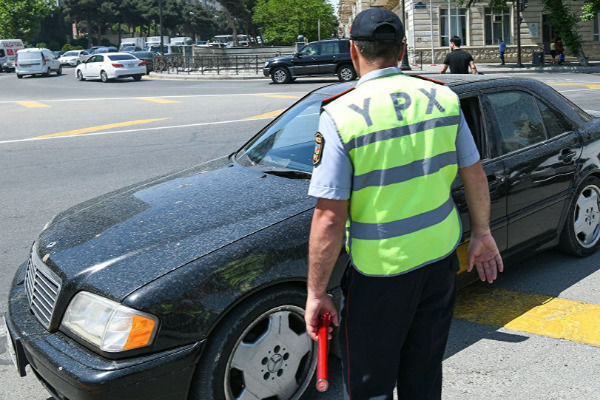 Polisin gözü qarşısında qayda pozan sürücü: Vacib zəng gəldi - VİDEO