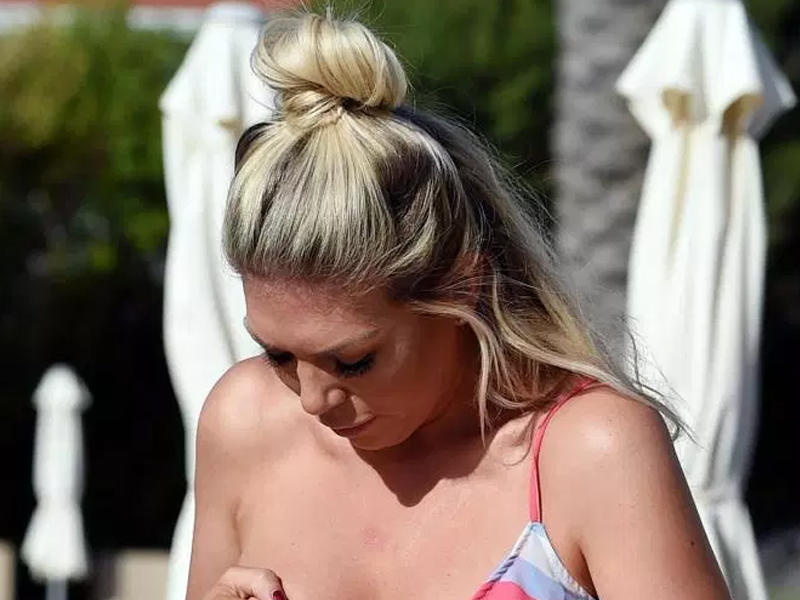 Paltarı açılan şou ulduzunun sinəsi göründü - FOTO