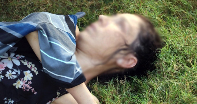 38 yaşlı qadın hər kəsin gözü önündə özünü çaya atdı - FOTO