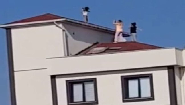 5 yaşlı qızı binanın damına çıxarıb... - FOTO - VİDEO