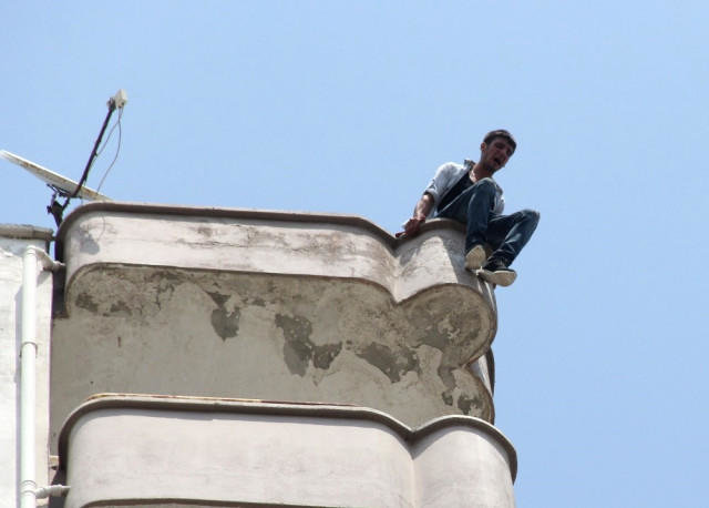 Gənc qızlar canlı yayım, o isə öz canının dərdində - İntihardan sevgilisi qurtardı - VİDEO - FOTOLAR