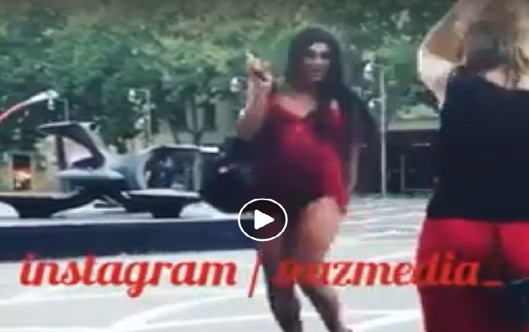Bakının mərkəzində transseksualdan gözlənilməz hərəkət: Küçədə oynayır (VİDEO)