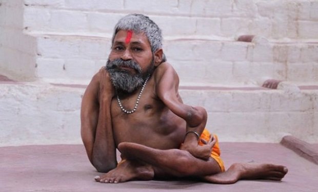 Hindli rahibin hər yeri bükülür — FOTOLAR