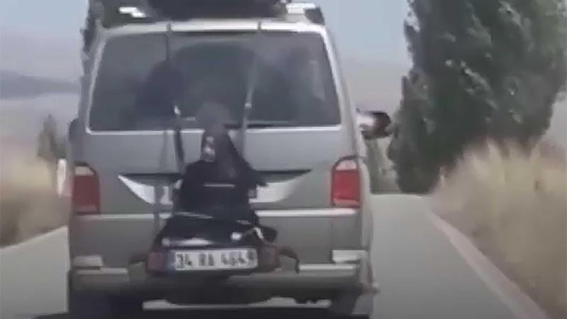 Qadını mikroavtobusun arxasına bağladılar - Rəzalət
