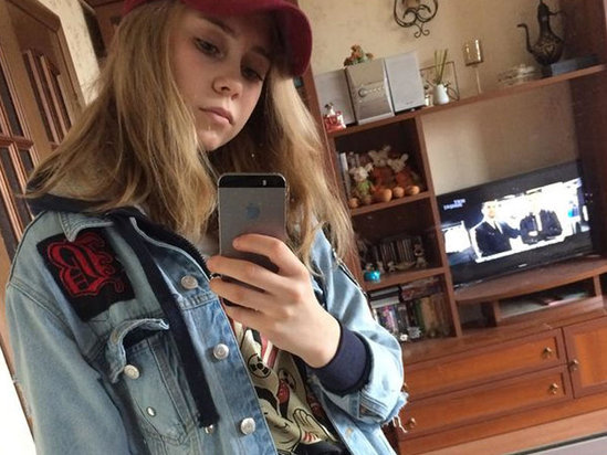 14 yaşlı qız hislərinə qurban getdi - Bankomat kamerasına düşən görüntü dəhşətə gətirir - VİDEO