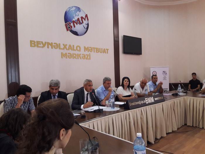 “KİV ədəbi dil qaydalarına necə əməl edir?” mövzusunda Dəyirmi masa keçirilib