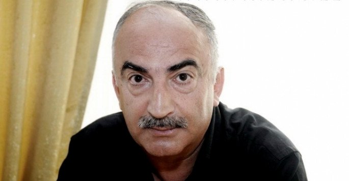 Məşhur yazıçı biabır etdi: “Efirə çılpaq çıxır…” - VİDEO