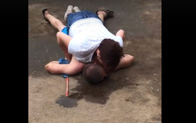 Qadın çantasını oğurlayan kişini peşman etdi - Video