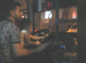 Bakıda sürücü qucağında uşaqla avtobus sürdü - Video