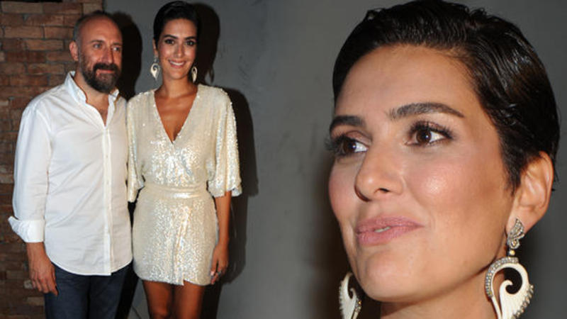 Bergüzar Korel xüsusi gecədə libası ilə GÖZ QAMAŞDIRDI - FOTO