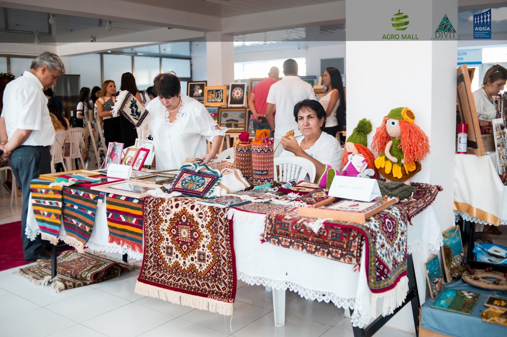 Bakıda qadınların əl işlərindən ibarət satış sərgisi keçirilib