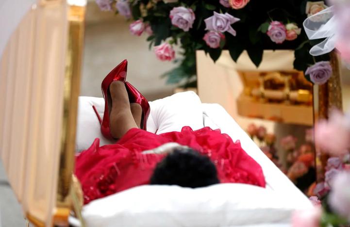 Əfsanəvi müğənni qırmızı don və hündürdaban ayaqqabıda dəfn olundu - Fotolar