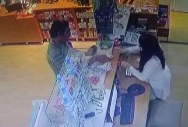 Bakıda turist satıcıya kələk gəldi - VİDEO