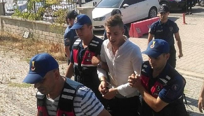 19 yaşlı gənc alimentə görə atasını ürəyindən bıçaqladı - FOTO