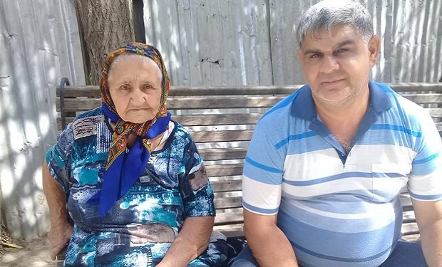 Azərbaycanlı məşhur müğənninin anasını yaşadığı mənzildən çıxarırlar — FOTO