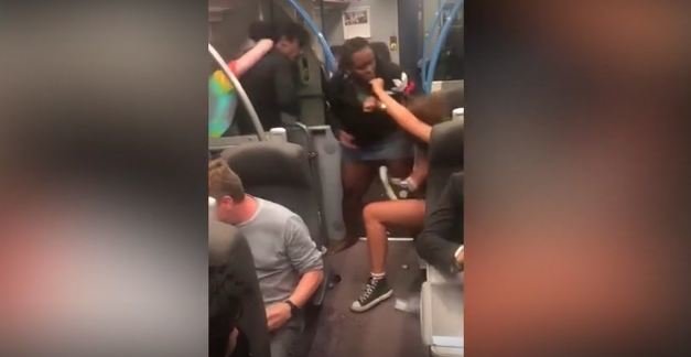 Metroda cütlüklər arasında dava: qız qızı döydü, oğlan oğlanı - VİDEO