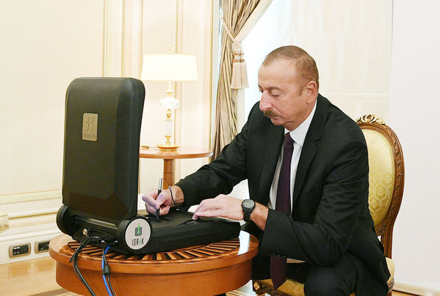 Yeni nəsil şəxsiyyət vəsiqəsi İlham Əliyevə təqdim edildi - FOTO