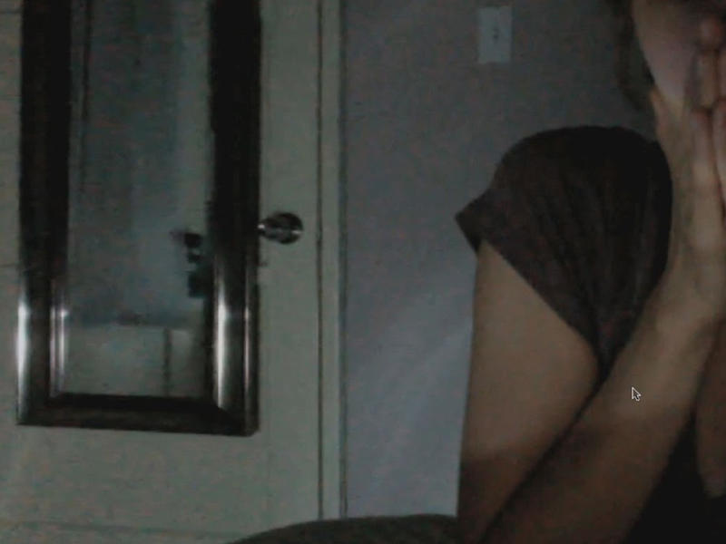 Kamerada uşaqlarının cinsiyyət orqanlarını göstərən çılpaq qadın tutuldu - FOTO