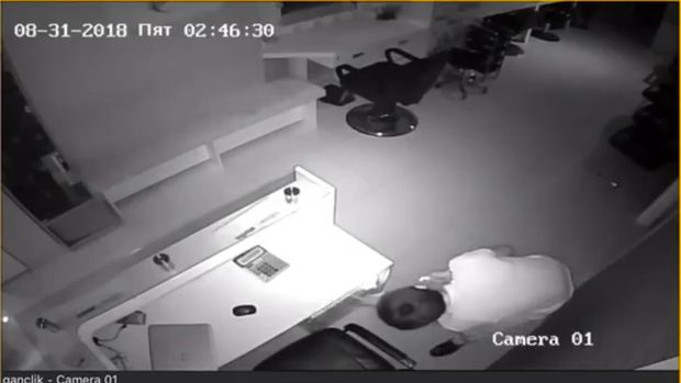 Bakıda məşhur gözəllik salonundan oğurluq kameraya düşdü - VİDEO