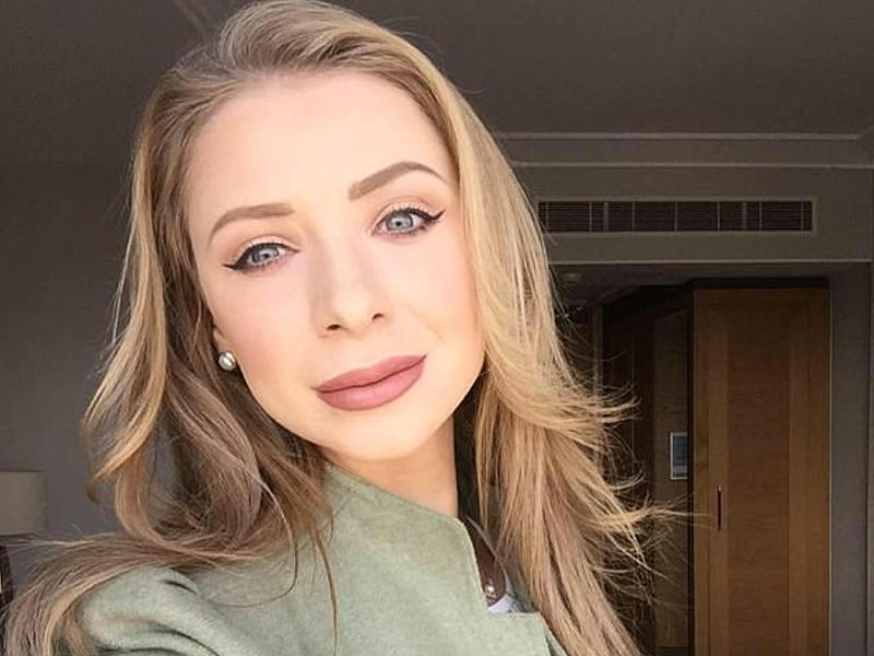 Qadın terapist 14 yaşlı oğlanla cinsi əlaqədə olarkən tutuldu, ölkədən qovdular - FOTO