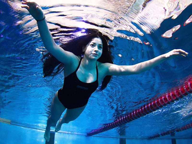 Dənizlə üzərək ölkəni tərk edən qız saxlanıldı - FOTO