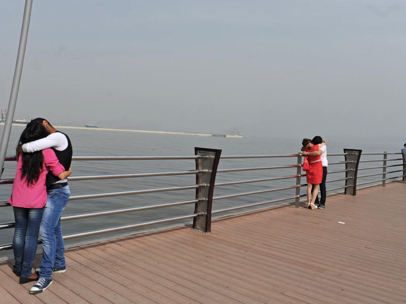 Küçədə sekslə məşğul olmağa icazə verildi - Polislər oğlanları 