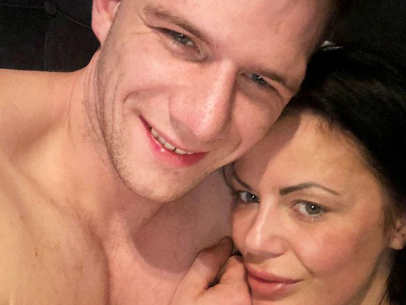 Kişi xəyanətdə günahlandırdığı sevgilisinin alnına möhür vurdu, qadın adyala bürünüb qaçdı... - FOTO