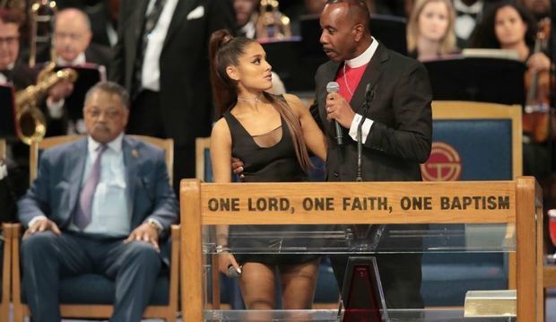 Keşiş dəfn mərasimində müğənninin sinəsinə toxundu – VİDEO