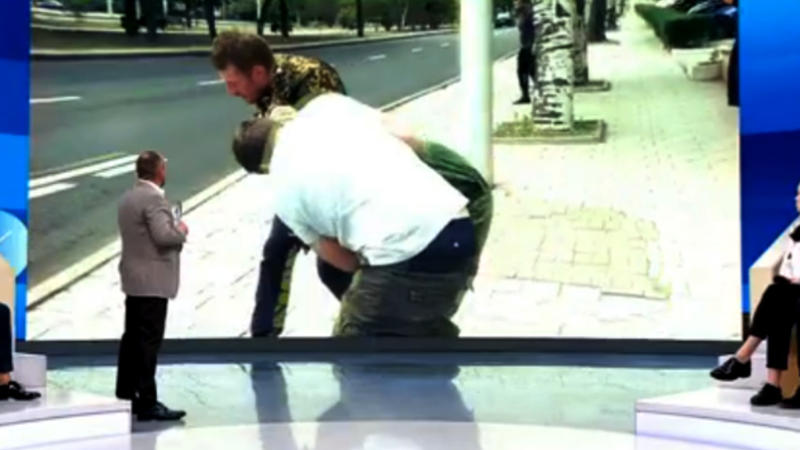 Canlı yayım zamanı müxbir hücuma məruz qaldı - VİDEO