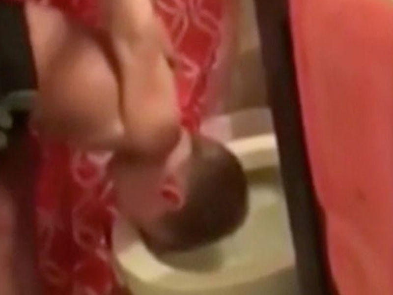 Ana 3 yaşlı oğlunun başını unitaza saldı - VİDEO - FOTO