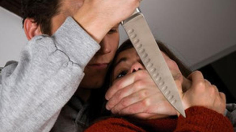 Bakı metrosunda QAN TÖKÜLDÜ - Ər arvadını bıçaqladı (YENİLƏNDİ)