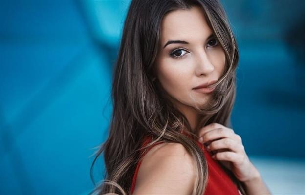 Leyla cəsarətli geyimdə - Foto