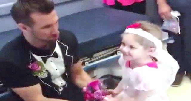 Xərçəng xəstəsi olan 4 yaşlı qız həkiminə evlilik təklif etdi - Ürəkparçalayan VİDEO