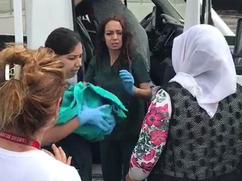 19 yaşlı hamilə qadın xəstəxananın önündə doğdu - Kameraya çəkdilər - VİDEO - FOTO