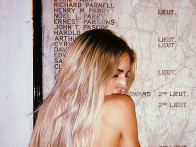 Şəhidlərin adları olan lövhənin qarşısında soyundu - Əsgərlər sinəmdən həzz alsınlar - FOTO