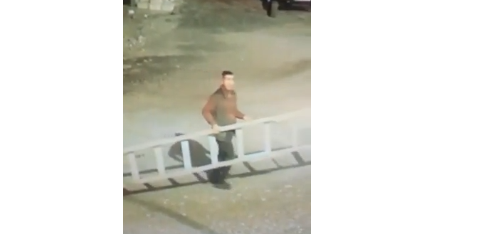 Sumqayıtda nəzir qutusundan pul oğurlayan şəxs kameralara yaxalandı – Video