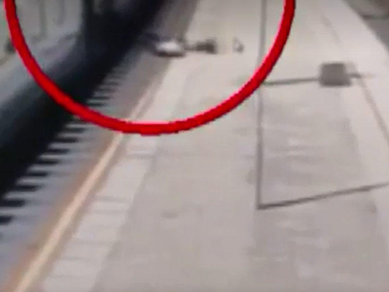 Hərəkətdə olan qatarın qapısını açıb, qadını atdılar - Təhlüksəzilik kamerasına düşdü - VİDEO